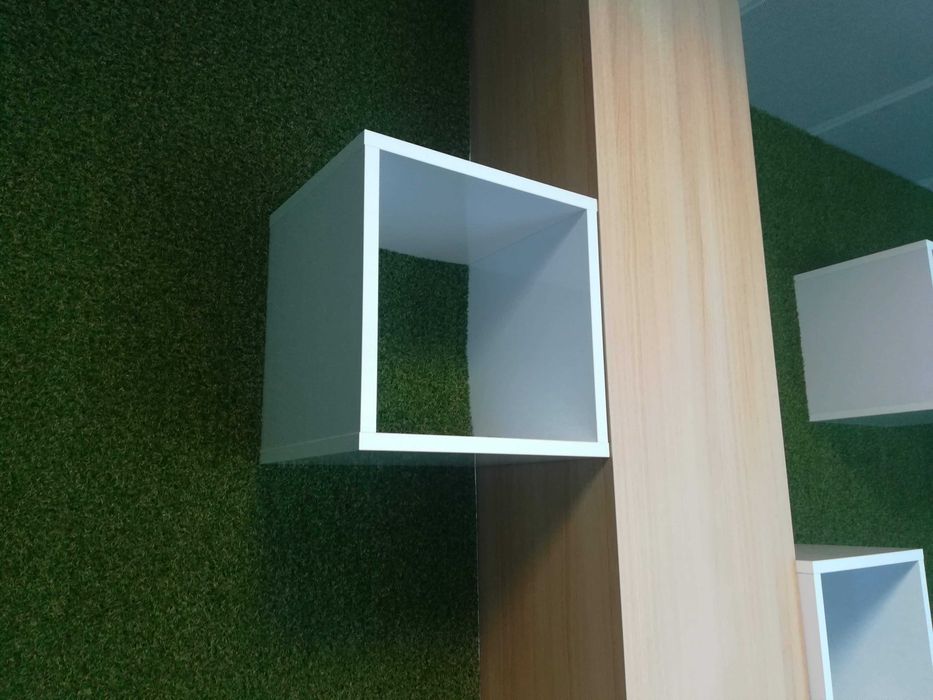 Кубчета - етажерки от бял лакиран дървен материал - 30/30 см.