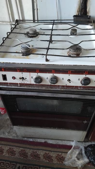 Газ плита старая, но в хорошем состоянии