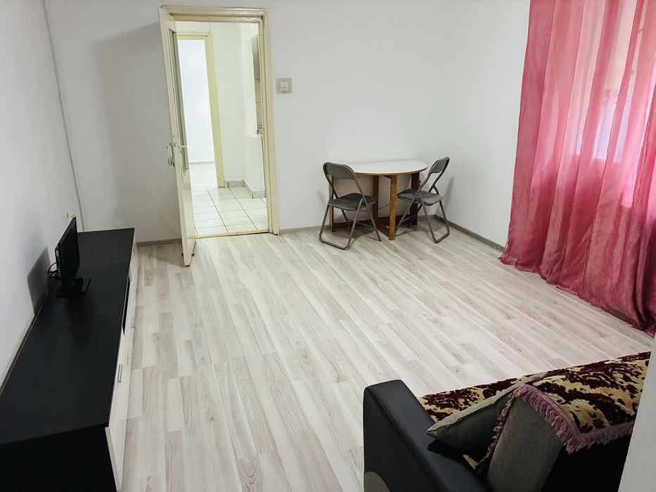 Inchiriez apartament cu 3 camere-Central