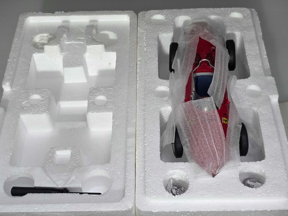 Macheta Auto 1/18 CMC Ferrari Dino 156 F1 Sharknose Formel 1 Weltmeister 1961
