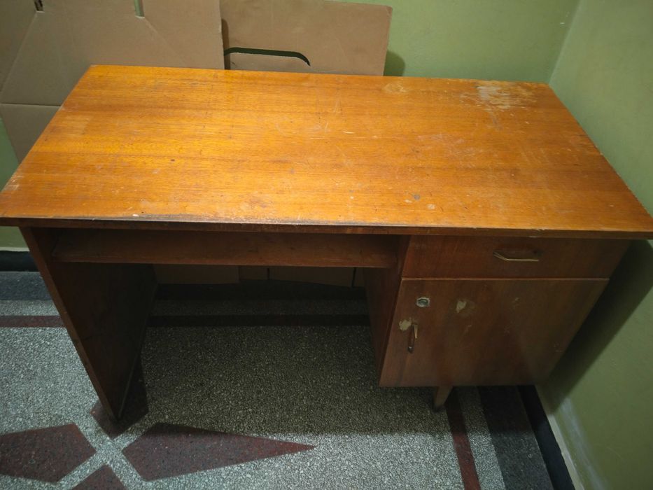 Старо дървено бюро