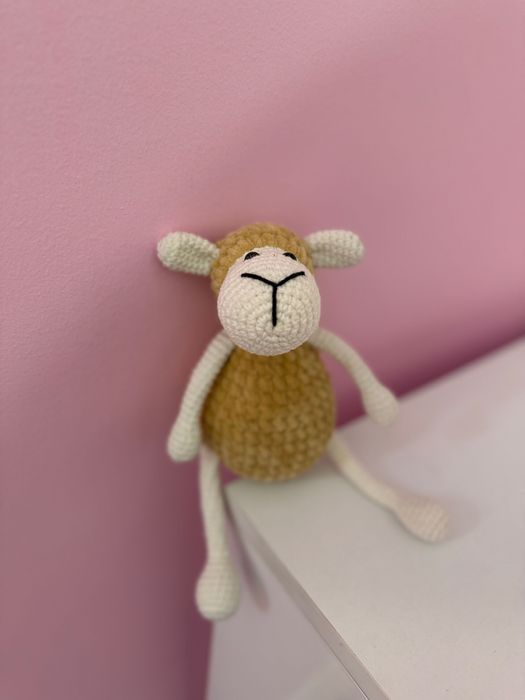 Ръчно плетена играчка - овца