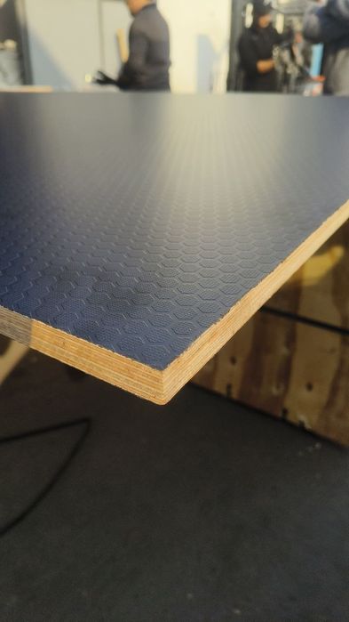 Фанера Финская с сеткой для транспорта, площадки, подиума.