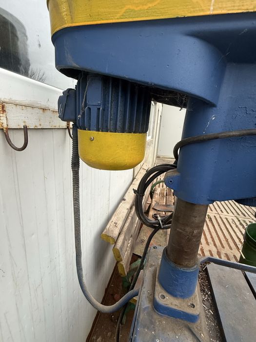 Masina de gaurit cu coloana UMP - model industrial