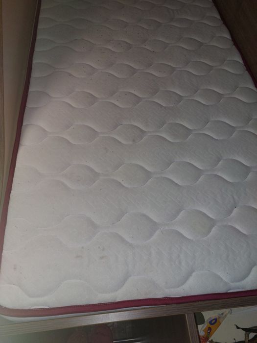 Двуетажно легло с бюро