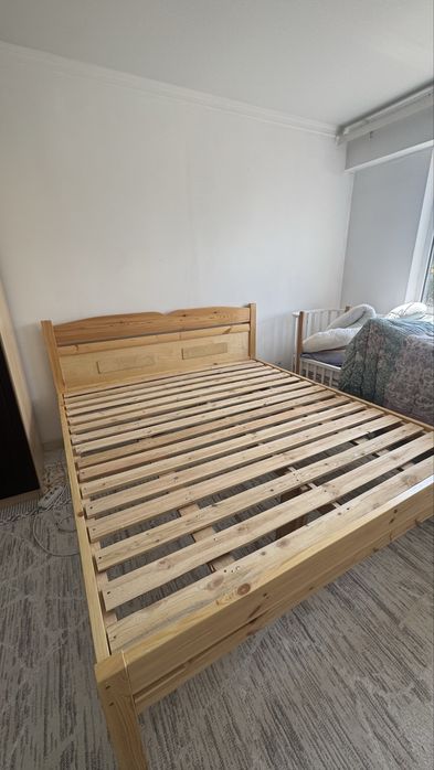 Продаётся двуспальная деревянная кровать ,