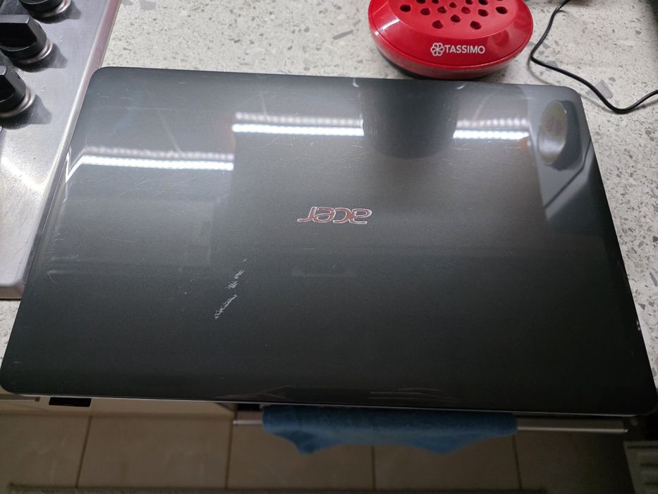 Vând laptop acer aspire e1-571