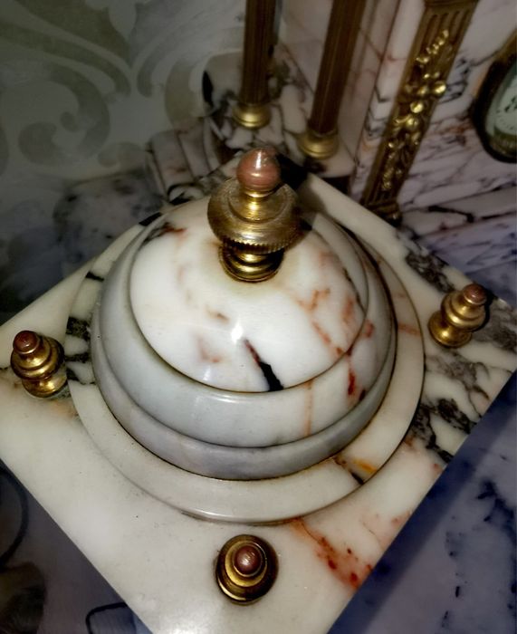 Антикватен мраморен часовник за камина от 3 части ,бял мрамор и бронз