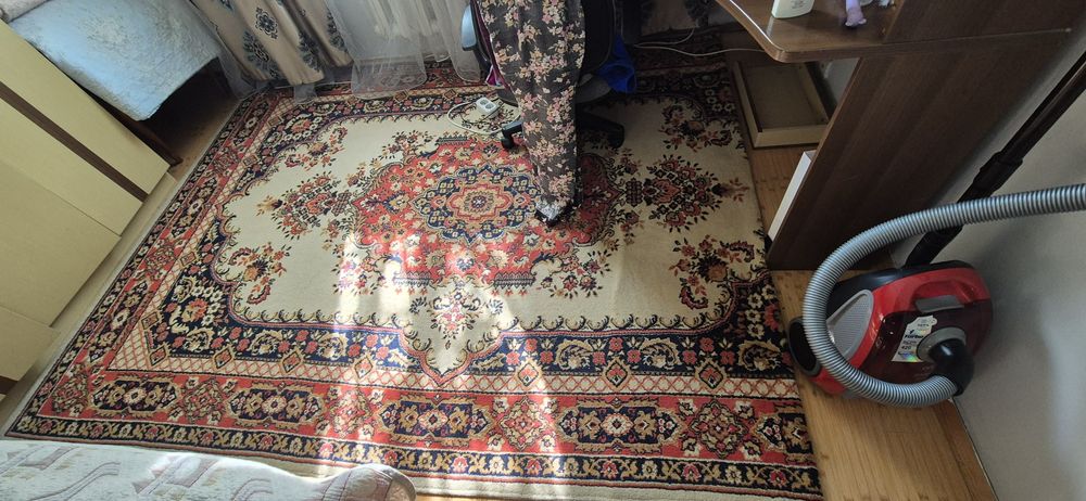 Продам ковры в гостиную и зал