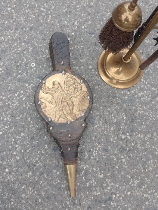 Set ustensile pentru șemineu din bronz ,piese cu o lucrătură de