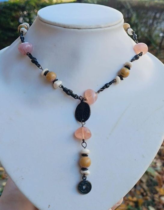 Vechi colier lant cu pietre din sticla roz ,copii