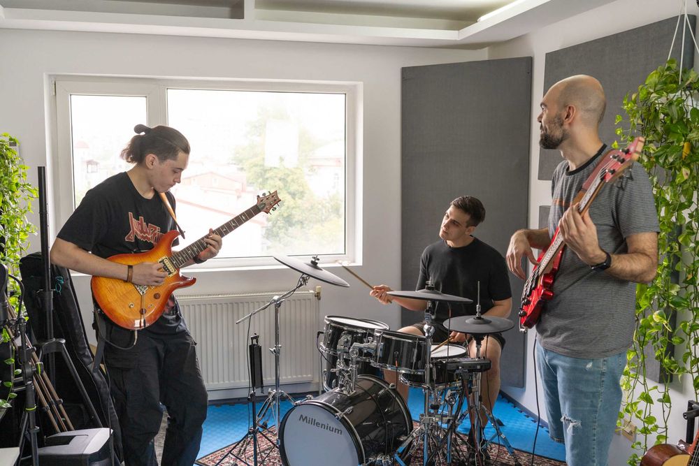 Lecții de chitară (acustică/electrică/bas) - Progresează rapid!