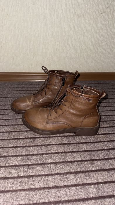 Продам демисезонные женские ботинки