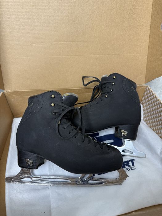 Продам коньки для фигурного катания.