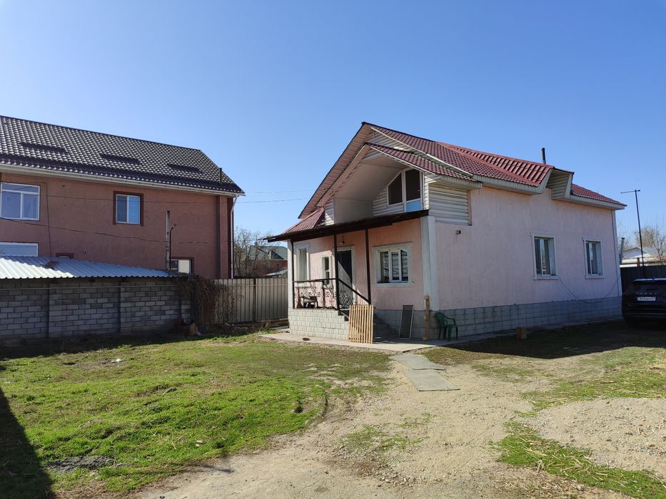 Частный дом с постройкоми.