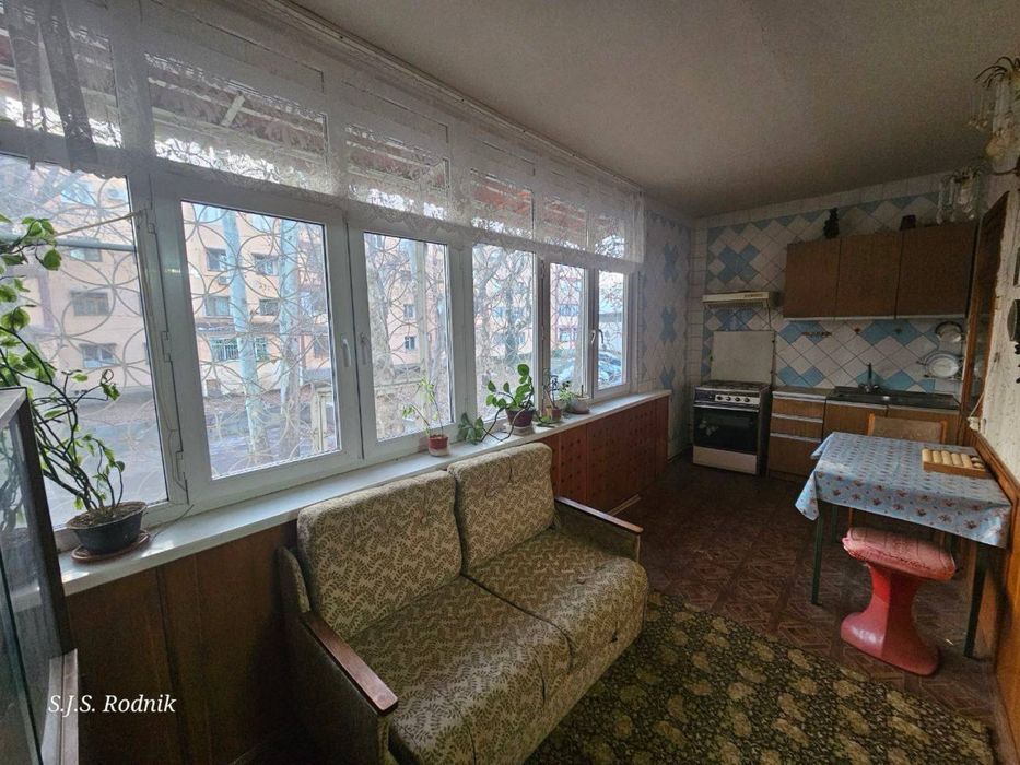 Продаетсч 1в2 комнатная 42квМ Мирзо улугбексий район Саёхат