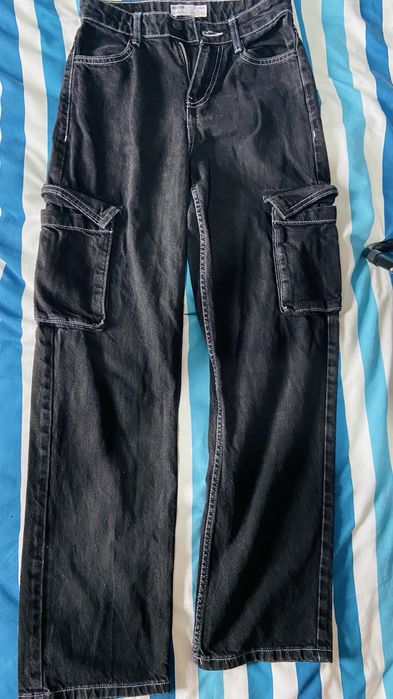 Blugi cargo negri marimea XS/EUR 34 din Bershka