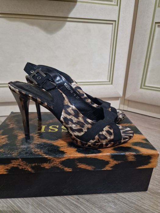 Продам босоножки с модным принтом леопард