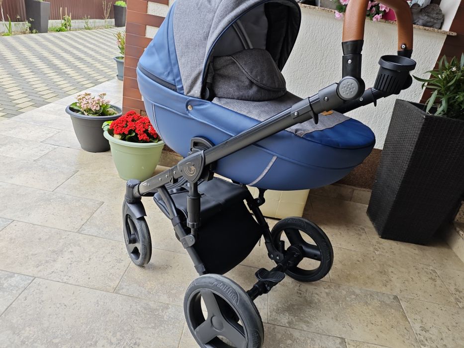 Vând cărucior Krausman 3 in 1 complet de accesorii