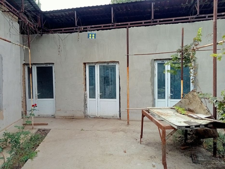 Участок с постройкой