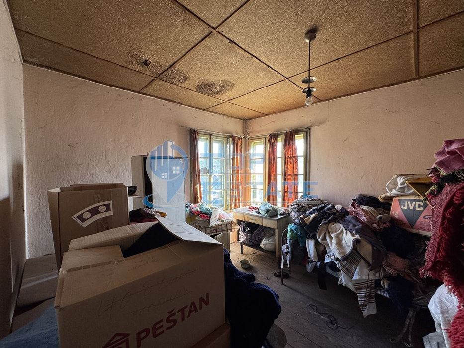 Тухлена къща с кладенец в с. Козаревец, област Велико Търново