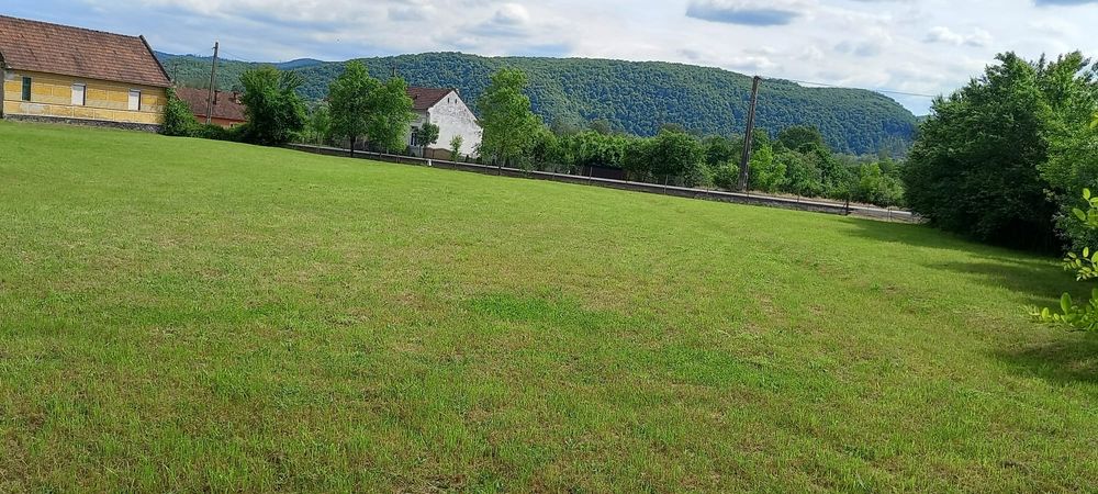 Casă lntre Zam și Săvârșin 6400 mp  intravilan deschidere  94 ml  la DN zonă foarte bună