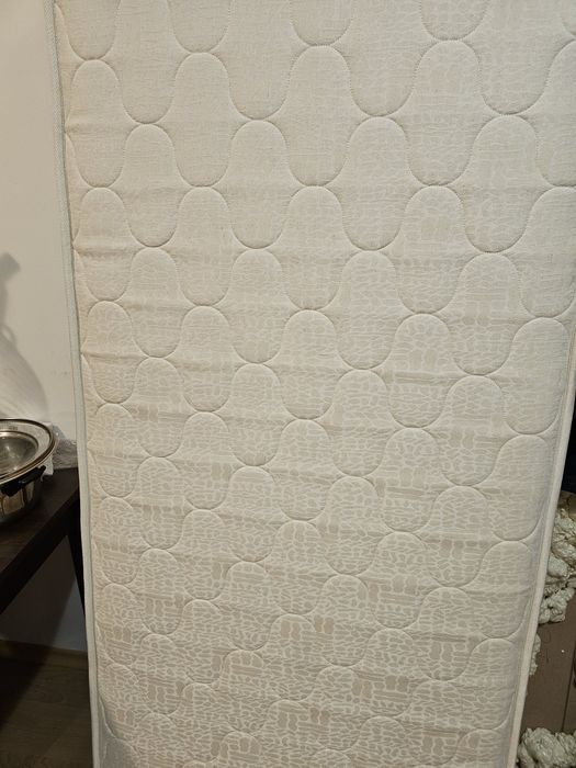 Единични матраци (има два) почти нови 200x70x20