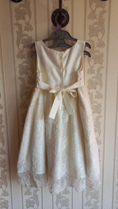 Платье нарядное на 6-7 лет.