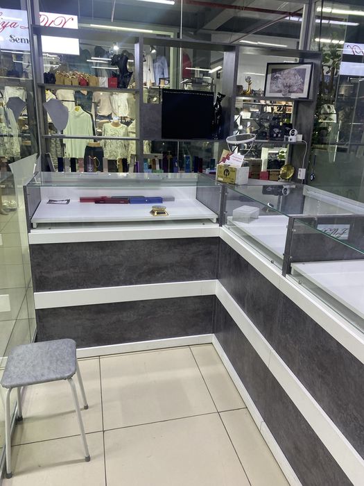 продам мебель для бутика , новая.