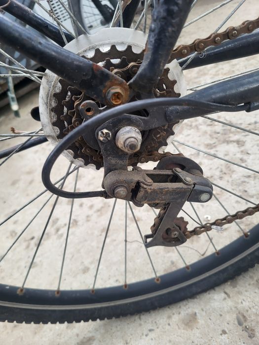 Bicicleta veche cu nevoi de reparații