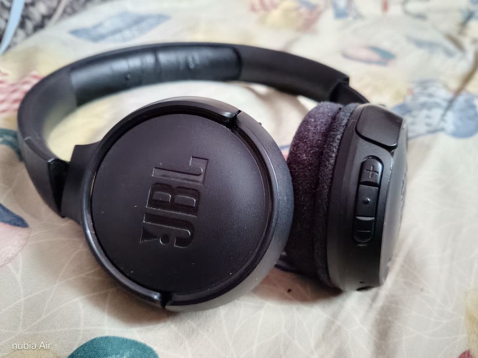 Căști JBL originale,perfect funcționale,acumulatorul durează o zi,ok