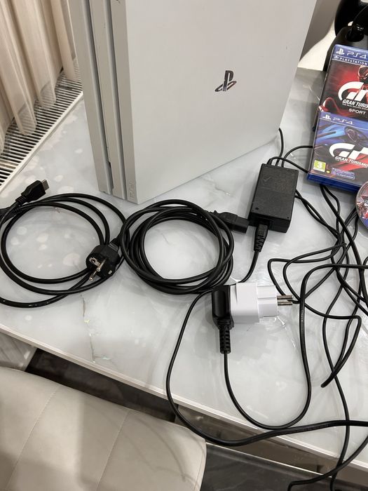 PS 4 pro 1TB + комплект G29 и 5 игри.