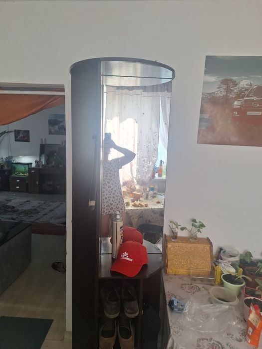 Продам прихожку с зеркалом крутиться.