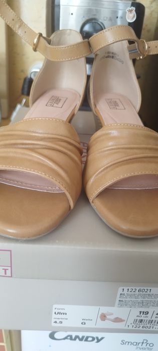 Нови сандали с малък ток.Цвят карамел.35 лв.