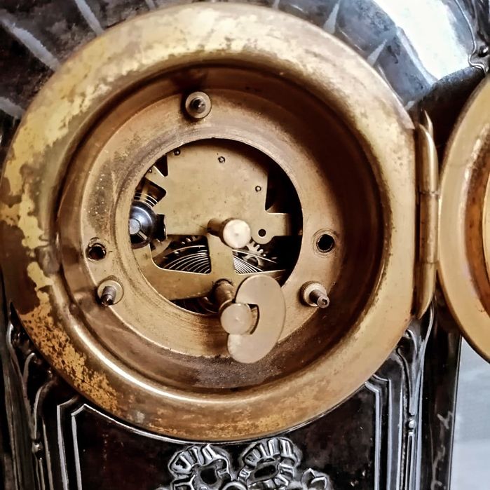 Посребрен, механичен часовник