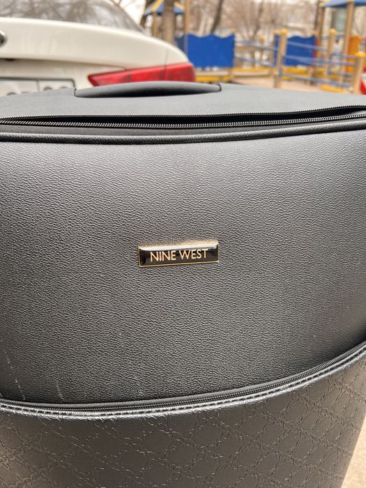 Продам чемодан Nine West