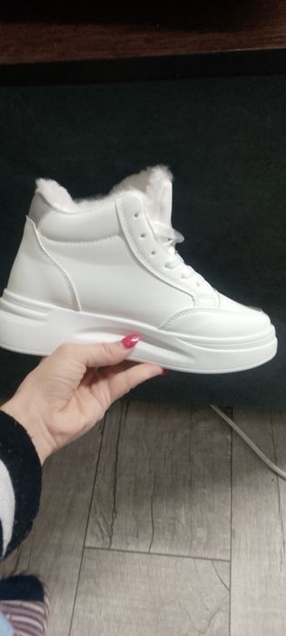 Кроссовки продам