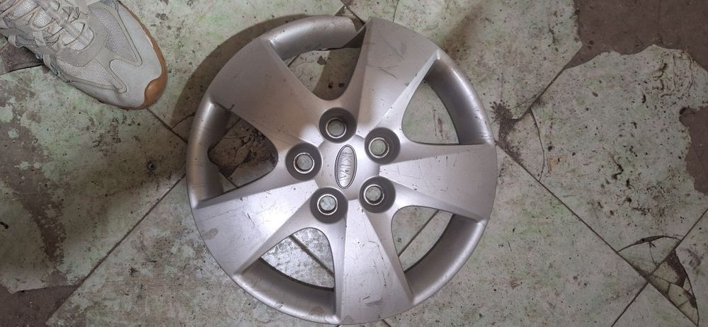 Продам шины с дисками и колпоками,стояли на киа сид.