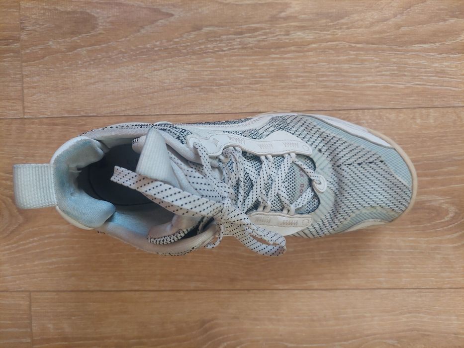 Vând o pereche de adidasi aerospace 720
