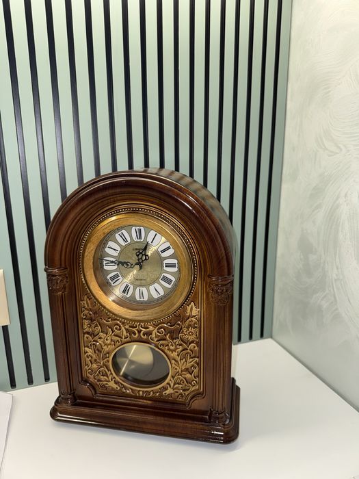 “настольные часы” с деревянным узором