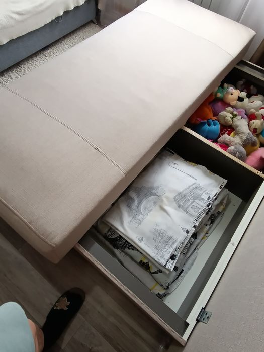 Продам тахту с двумя подушками