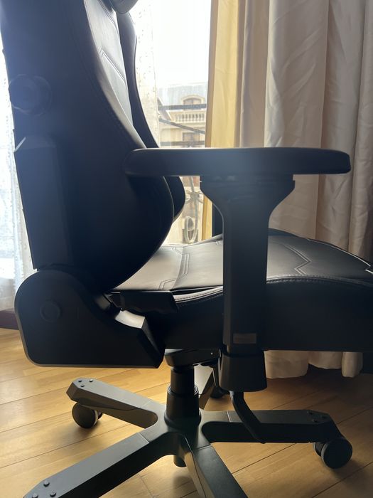 Игровое кресло DXRacer Master черный