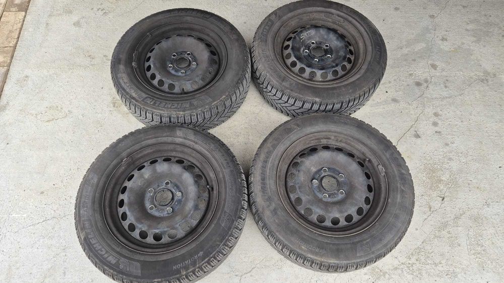 Jante tabla pe 15" cu capace, originale si anvelope de iarna Michelin pentru VW GOLF 7
