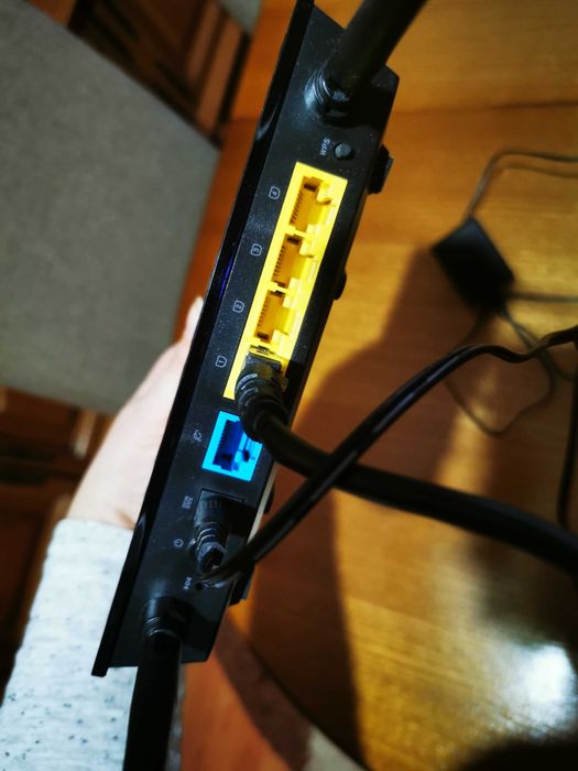 Router Wireless Asus + camera web Logitech cu cd-uri de instalare