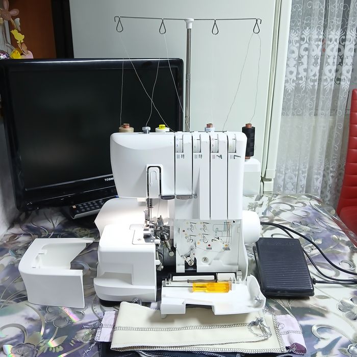 Masina de cusut si surfilat cu 2 ace 4 fire overlock SINGER S14 -78