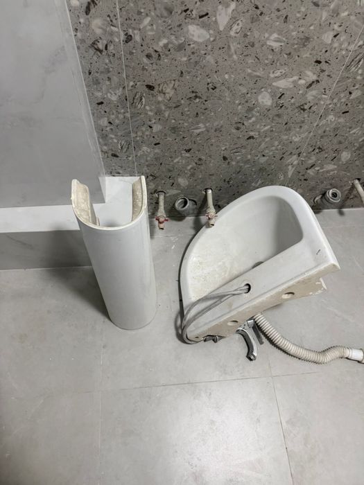 Унитаз и умывальник бу.