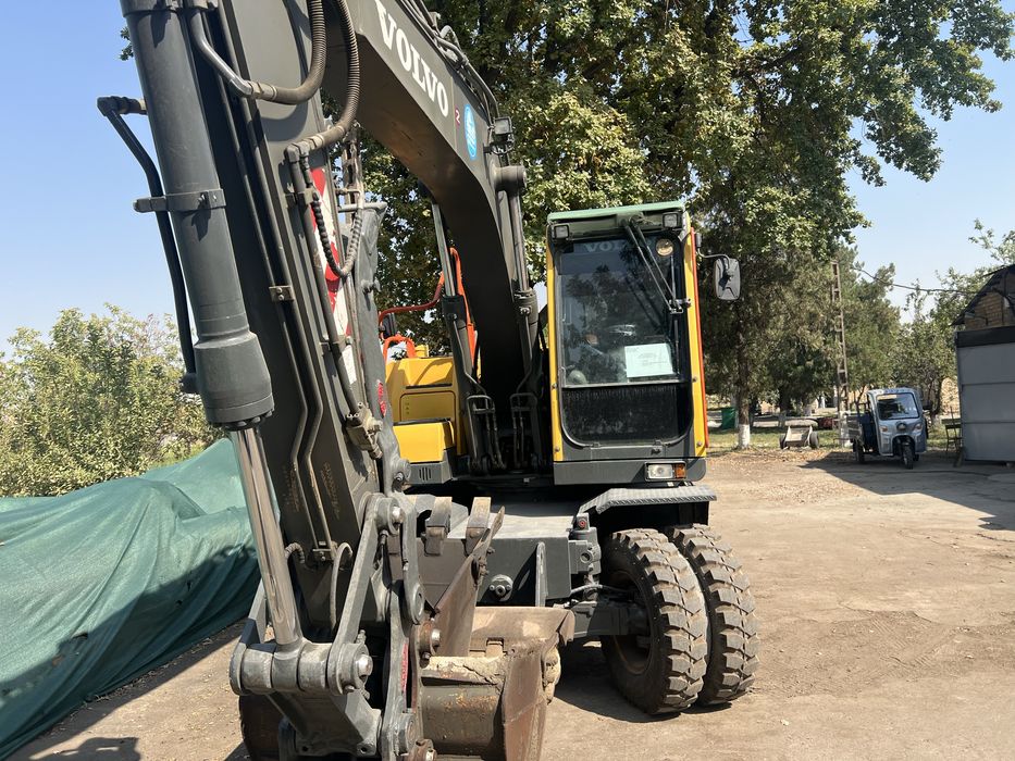 Экскаватор хизмати