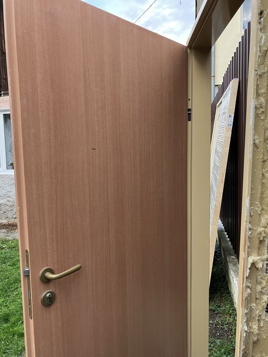 Usi MDF cu toc metalic vopsit.