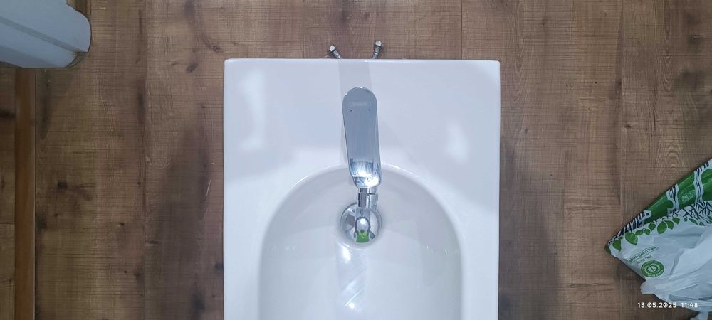 Две нови бидета, комплект със смесител.