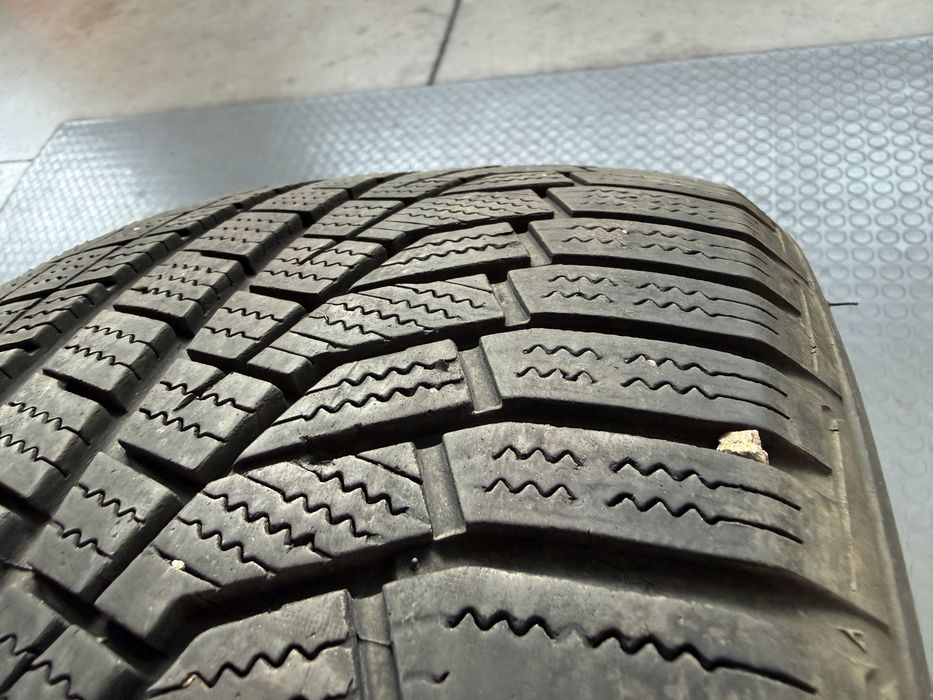2бр. Отлични Зимни Гуми С Борд 225/50R/17 -HANKOOK- DOT:2224- 5.0мм.